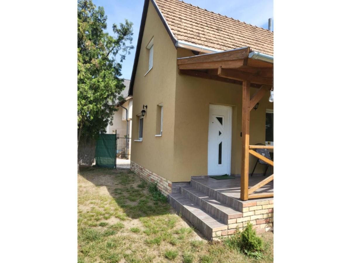 Forras Vendeghaz Apartment Tata Bagian luar foto