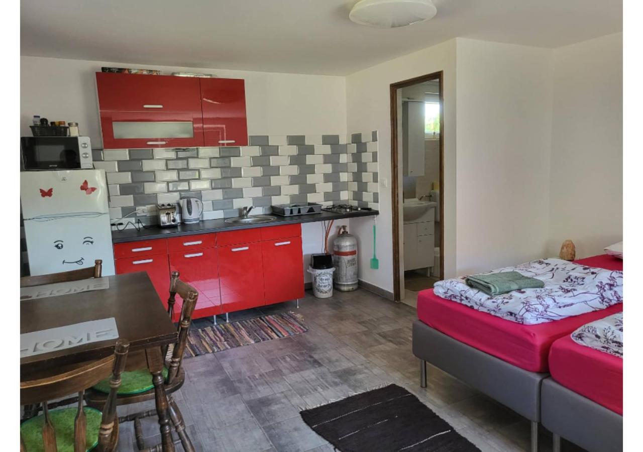 Forras Vendeghaz Apartment Tata Bagian luar foto