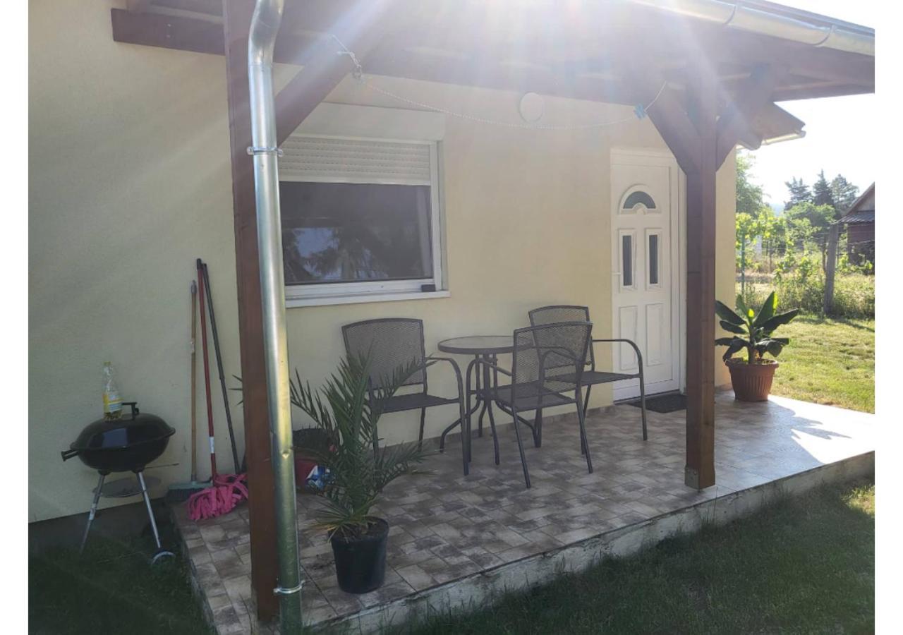 Forras Vendeghaz Apartment Tata Bagian luar foto