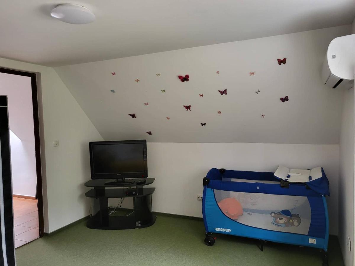 Forras Vendeghaz Apartment Tata Bagian luar foto